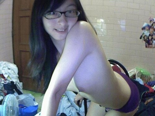 Very Cute Chinese Camgirl 2011- Graduate student glasses asian hot