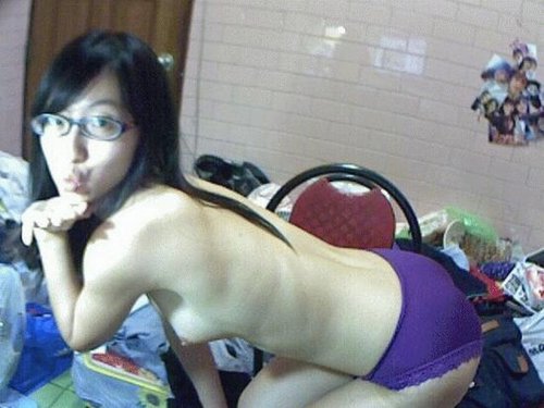 Very Cute Chinese Camgirl 2011- Graduate student glasses asian hot
